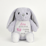 Peluche lapin personnalisée avec prénom Léa brodé et informations de naissance bébé