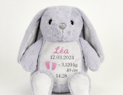 Peluche lapin personnalisée avec prénom Léa brodé et informations de naissance bébé